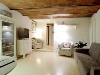 Cozy & Charming Florentine Hideaway - 1