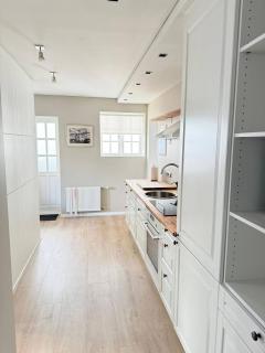 Renovated 1 BDR by the church - 5