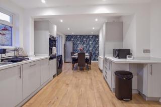 Large group stays in Bedford Contractors Welcome - 6