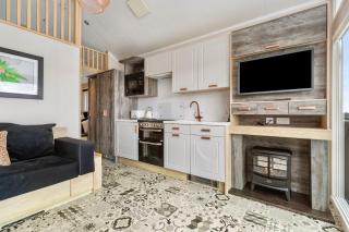 'Kismet' POPPYS PODS SLEEPS 5 WITH HOT TUB, NOBLE COURT HOLIDAY PARK, PEMBROKESHIRE - 3