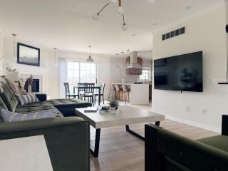 Shoreham Luxe Vibrant 4BR 2,5BA with Waterfront - 7