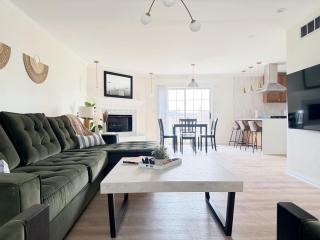 Shoreham Luxe Vibrant 4BR 2,5BA with Waterfront - 0