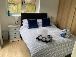 Villa Maria Southbourne - 2 Mins to Beach - Coastal - Dog-Friendly - Modern Luxury - Large Private Garden - Private Access - Parking - 5