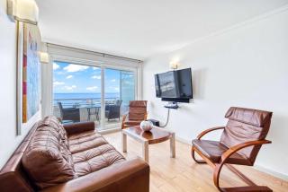 Seafront Bay 3BR Apartment with Terrace & Sea View - 3
