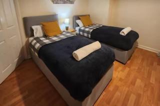 Comfy 3-Bed House - Sleeps 6 & Free Parking - 7