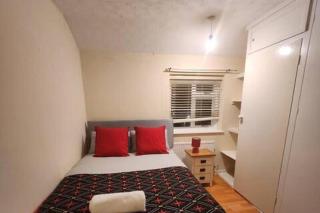 Comfy 3-Bed House - Sleeps 6 & Free Parking - 1