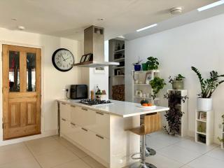 Cosy Victorian house with free parking & fireplace - 4