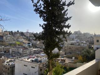 Stylish 2BR Apartment, Walkable Jabal Al-Weibdeh - 9