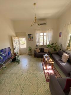 Stylish 2BR Apartment, Walkable Jabal Al-Weibdeh - 3