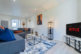 Modern 2-Bed House with Parking - Work & Comfort - 8