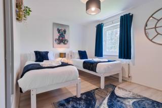 Modern 2-Bed House with Parking - Work & Comfort - 6