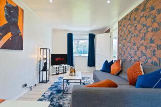 Modern 2-Bed House with Parking - Work & Comfort - 3