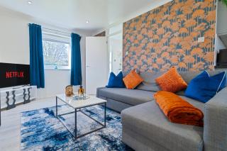 Modern 2-Bed House with Parking - Work & Comfort - 2