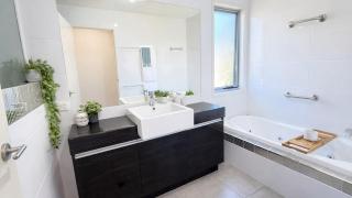 Azurea! Grand 7BR Riverfront Retreat Maroochydore - 8