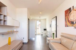 GuestHost - Bright Balcony Apt with Sea-View - 2
