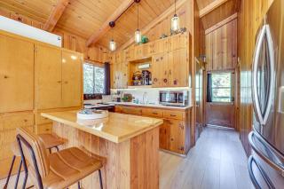 Peaceful Wooden Cabin, 2 Mi to Bass Lake! - 2