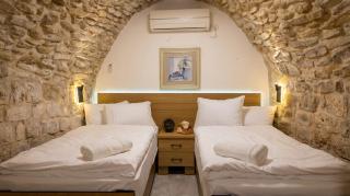 סוויטת תרפ''ט 12 בית אבן עתיק עם פטיו פרטי - 4