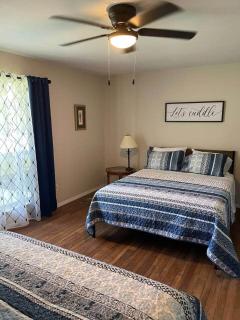 Spacious Cabin Retreat - Sleeps 12 -1hr from STL - 7