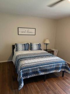 Spacious Cabin Retreat - Sleeps 12 -1hr from STL - 1