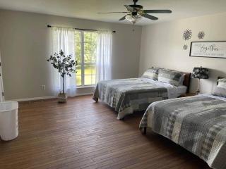 Spacious Cabin Retreat - Sleeps 12 -1hr from STL - 2