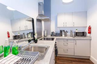 Spacious 2BR -Liverpool Central - Walk to Royal Dock, Nightlife Train Station - 8
