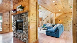 HotTub Sauna Pool Table Views Mins to Downtown Gatlingburg Hollows Haven - 3