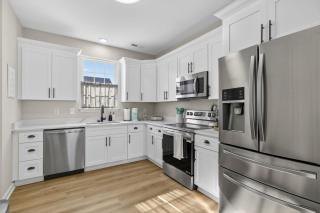 3BR 2'5 BA King Suite Fenced Yard Parking - 6