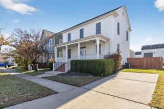 3BR 2'5 BA King Suite Fenced Yard Parking - 2