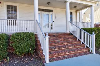 3BR 2'5 BA King Suite Fenced Yard Parking - 1