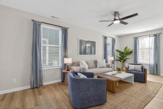 3BR 2'5 BA King Suite Fenced Yard Parking - 0