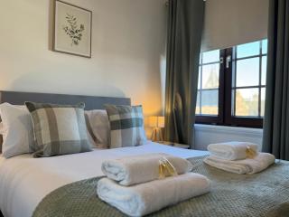 Central 1BR Apt with Parking - 1