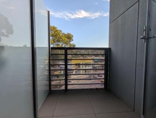 Balwyn Bright Beauty with Parking, Balcony and Walk to Shops - 4