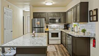 Frolic on Fern by AvantStay Enclosed Deck w Forest Views Bar - 7