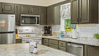 Frolic on Fern by AvantStay Enclosed Deck w Forest Views Bar - 5