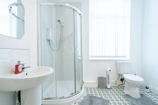 Spacious 6BR Home in Birkenhead Sleeps 12 - 5