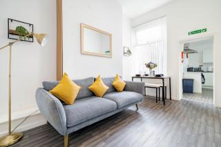 Spacious 6BR Home in Birkenhead Sleeps 12 - 2