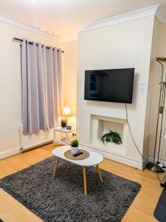 Excellency Stays - Entire 2 Bedroom House with Garden - Contractors, Families, Long Stays, Free Parking - 0