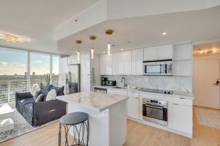 Elegant Condo w/ Stunning Views in Dtwn Hollywood - 7