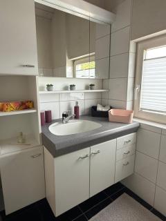 Schöne Dachwohnung möbliert und mit Parkmöglichkeiten - 7