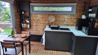 Clarence Cabin, King Bed & Free Parking - 8