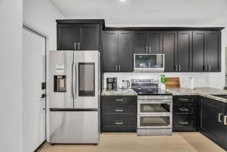 Modern 4BR Retreat in Prime Gilbert Location - 2