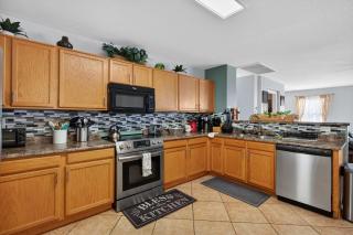 Spacious 3BR Home Patio Grill Sleeps 6 DT - 8