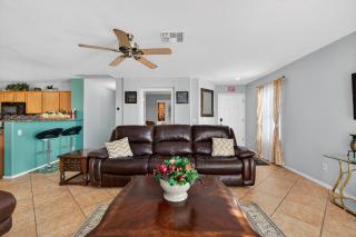 Spacious 3BR Home Patio Grill Sleeps 6 DT - 2