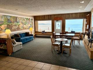 The Shoreline Inn - 2