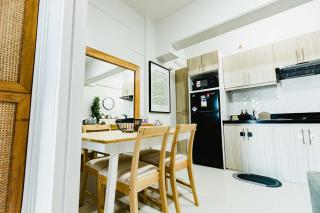 Resort-Style Condo, Near Airport, Pool, Fast WiFi, Netflix & Disney - 1