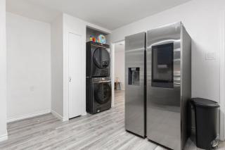 Modern 4BR King Suite Including Backyard Oasis with Firepit - 2