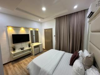Elegant 1bed with Thoughtful Touches & Security - 4
