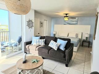 2 Min Beach Walk Pool Free Parking Free WiFi - 0