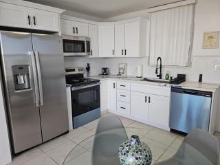 2 Min Beach Walk Pool Free Parking Free WiFi - 4