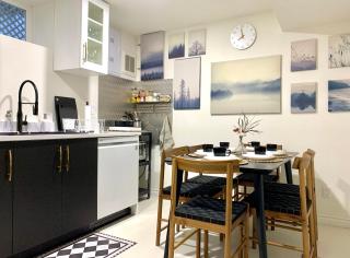 3Beds 2BA Cherry Blossom Suite - Free Parking - Central Oakridge Neighbourhood - 2